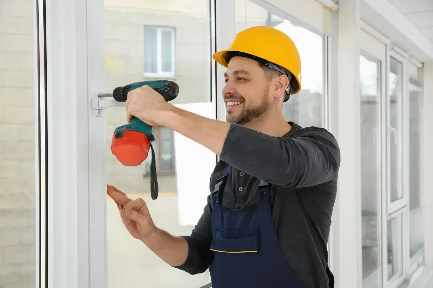 Dépose d'un double vitrage embué avant remplacement du bloc de verre